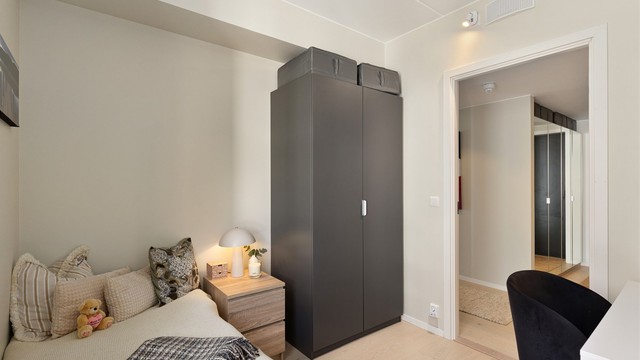 Lyst og trivelig soverom med gode møbleringsmuligheter. Rommet egner seg perfekt som barnerom, gjesterom eller hjemmekontor.