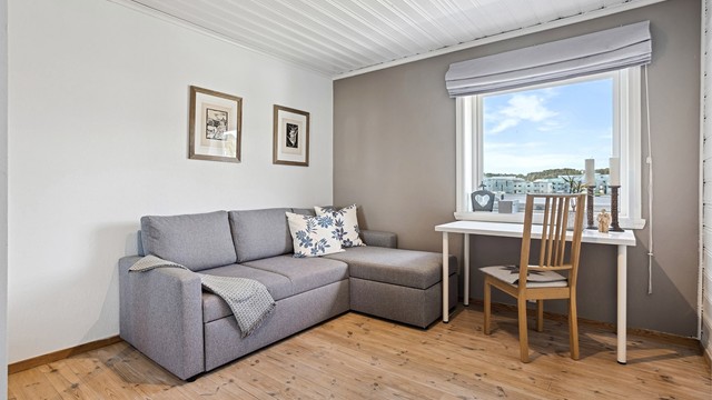 Soverom nr 2 med god plass til møblering.