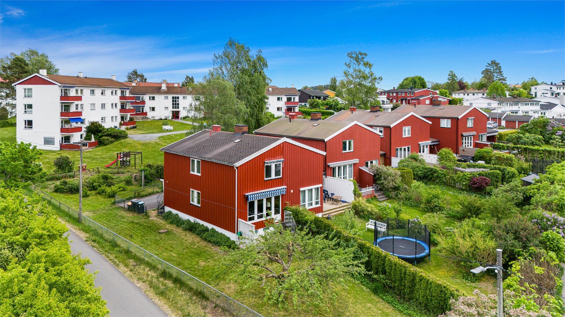 Området er stille og fredelig, samtidig som det har en svært sentral beliggenhet med enkel tilgang til et bredt spekter av servicetilbud og offentlig transport.