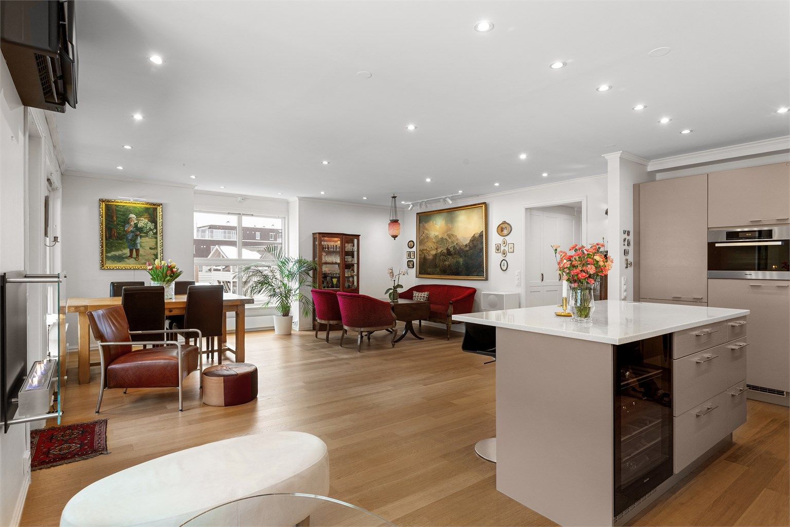 Den åpne løsningen gir en god romfølelse og binder sammen leilighetens sosiale soner.