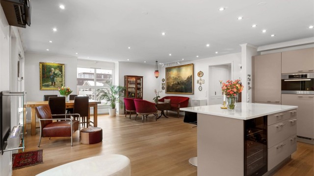 Den åpne løsningen gir en god romfølelse og binder sammen leilighetens sosiale soner.