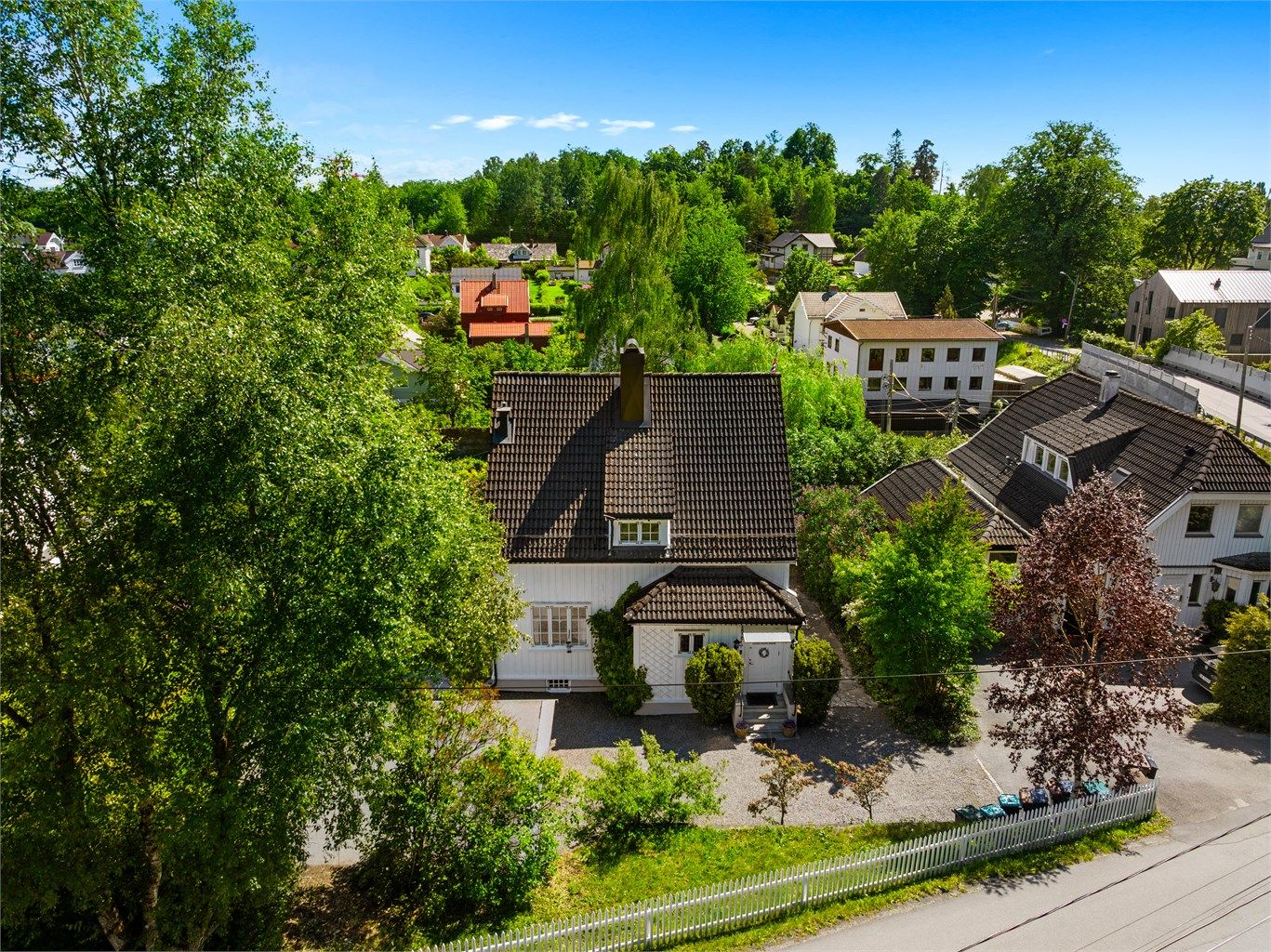 Marstranderveien er en rolig og tilbaketrukket gate i et populært villastrøk på Jar.