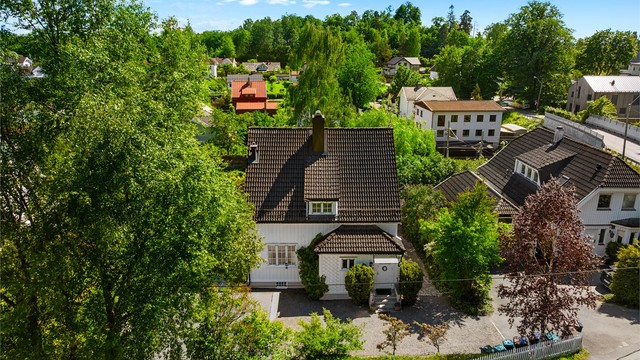 Marstranderveien er en rolig og tilbaketrukket gate i et populært villastrøk på Jar.