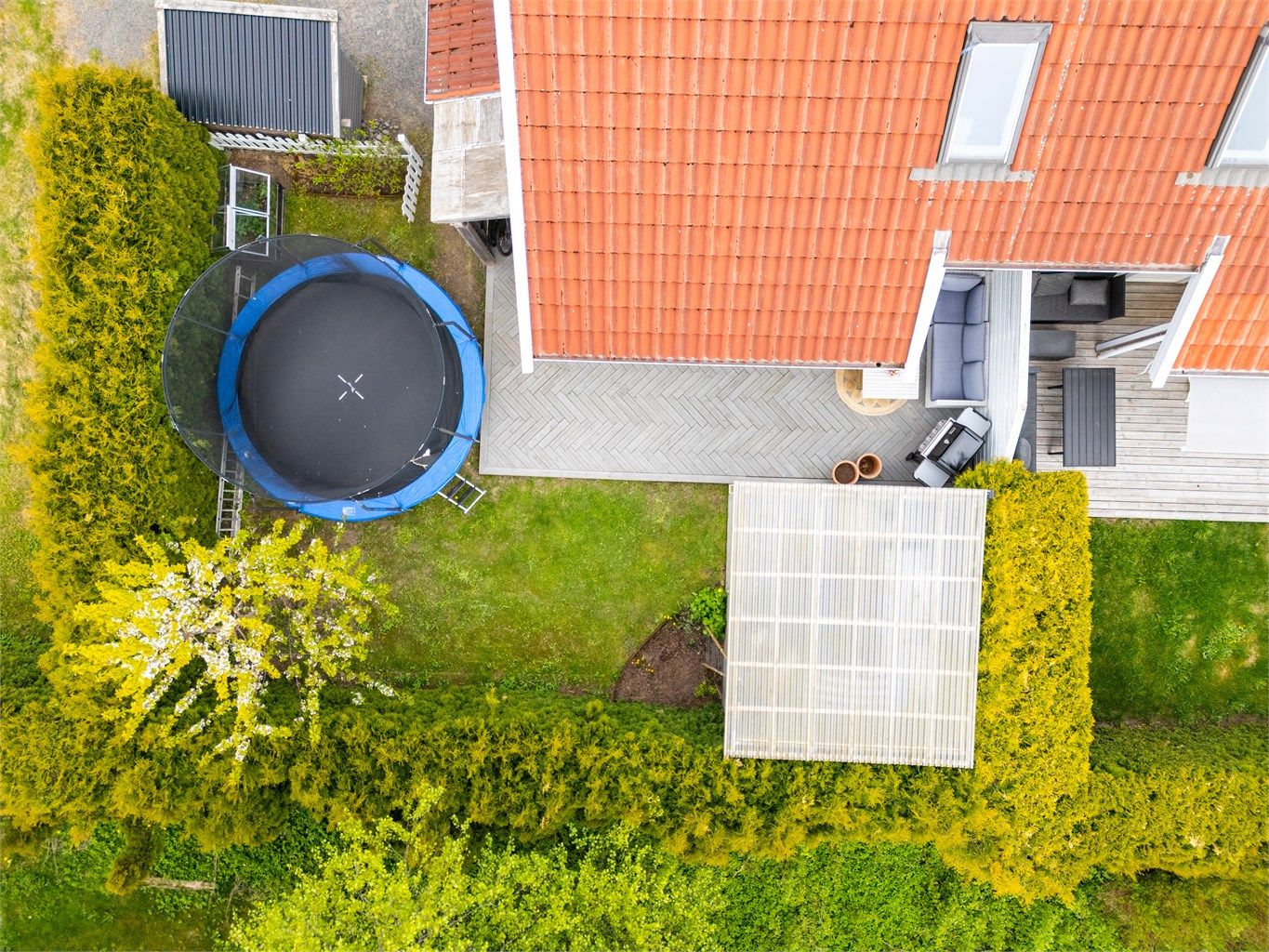 Stor uteplass med platting og en lun pergola med innlagt strøm, bygget i 2021.
Foto: [Fotograf : Mille Gran] 