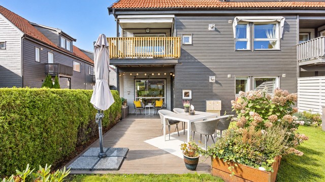 Boligen har tilgang på en stor uteplass og hage. Perfekt for stor eog små, samt firbente.