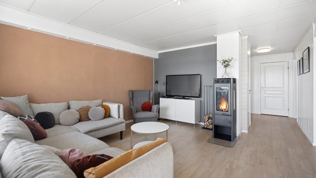 En moderne vedovn gir god varme og en koselig atmosfære på kjølige kvelder.