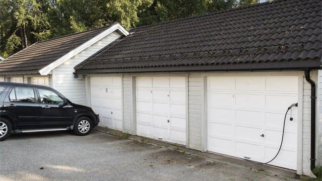 Garasjeplass i felles rekke, med elektrisk leddport og elbil-lader.