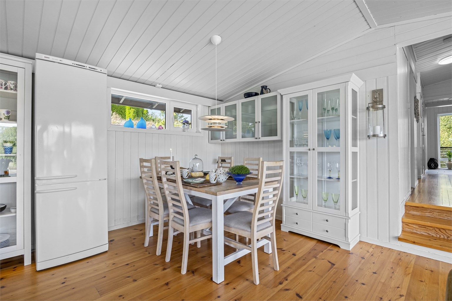 God plass til spisestue, åpen løsning mellom stue og kjøkken.