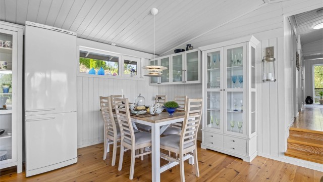 God plass til spisestue, åpen løsning mellom stue og kjøkken.