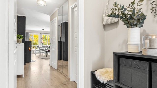 Nyere plassbygd skohylle og garderobeskap med speilfronter i entré/gang.