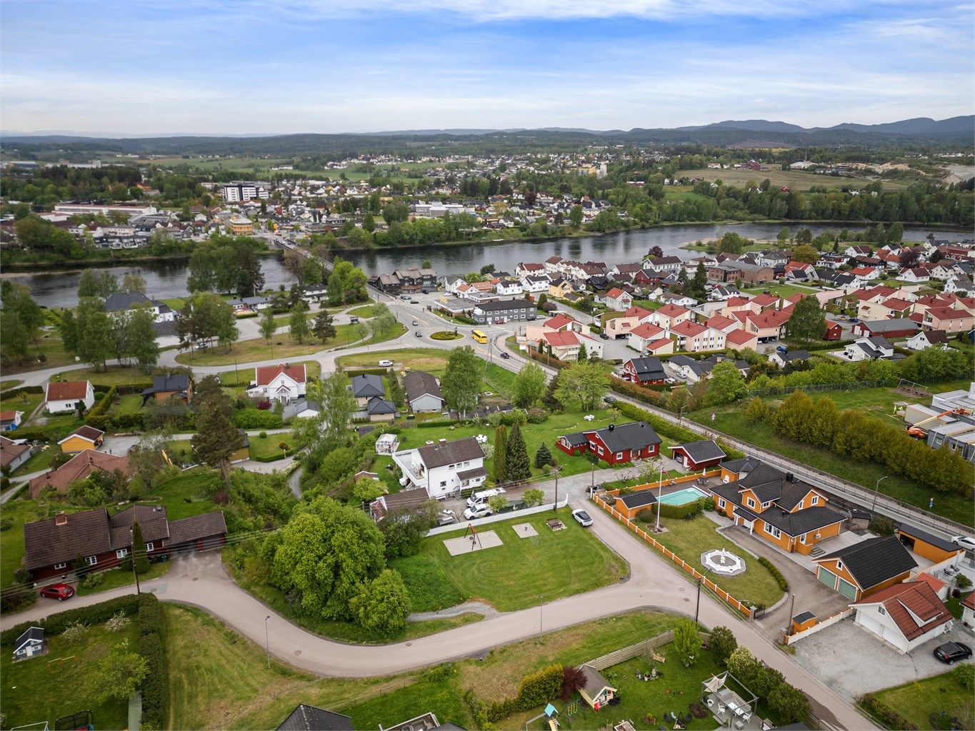 Kort vei til Hokksund sentrum med de flere servicetilbud