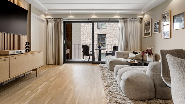 Fra stuen er det direkte utgang til en romslig balkong på ca. 7 m², som blir en naturlig forlengelse av boligens oppholdsrom.