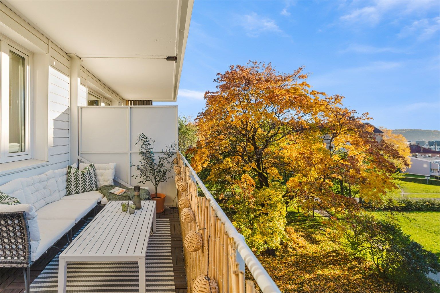 Fra stuen er det utgang til en sydvestvendt balkong på ca. 8 m², med god plass til utemøbler.