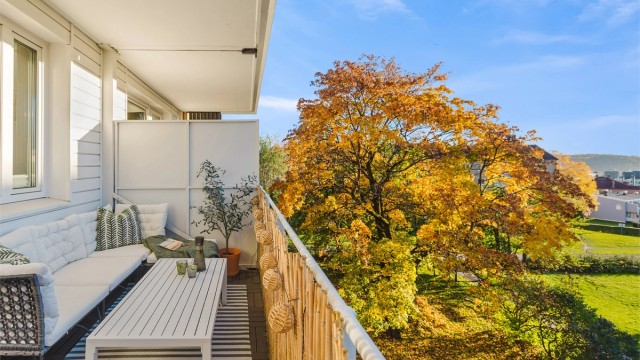 Fra stuen er det utgang til en sydvestvendt balkong på ca. 8 m², med god plass til utemøbler.