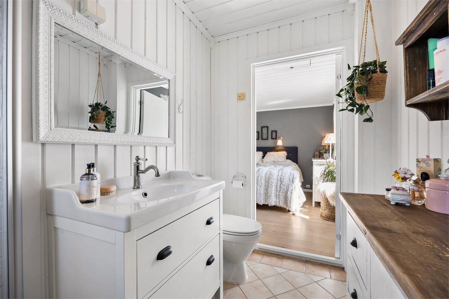 Badet har lyse overflater og god belysning.