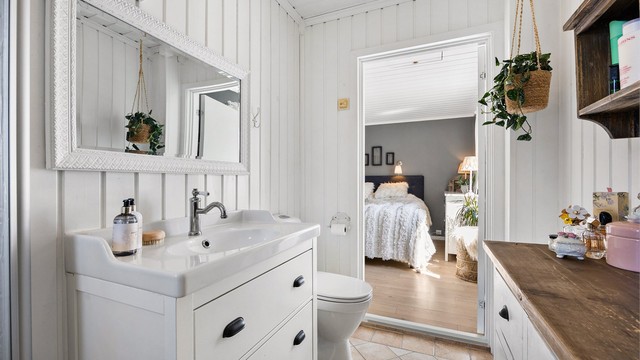 Badet har lyse overflater og god belysning.
