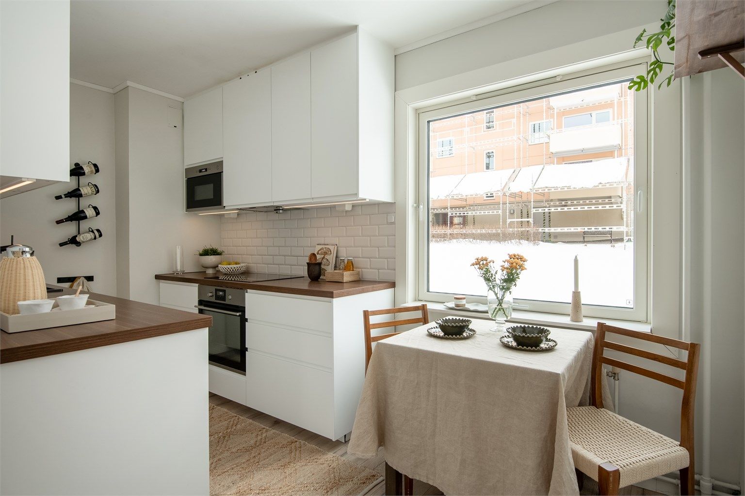 God plass til spisebord ved kjøkken.