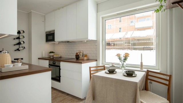 God plass til spisebord ved kjøkken.