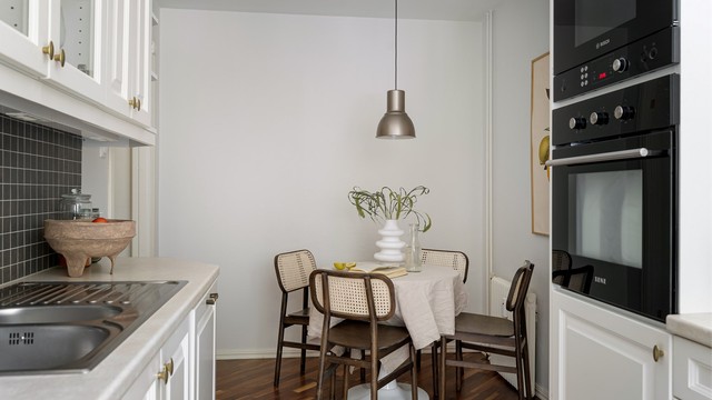 Boligen er oppvarmet med vannbåren varme fra fellesanlegg til radiatorer - på kjøkkenet er radiatoren praktisk plassert ved spisebordet
