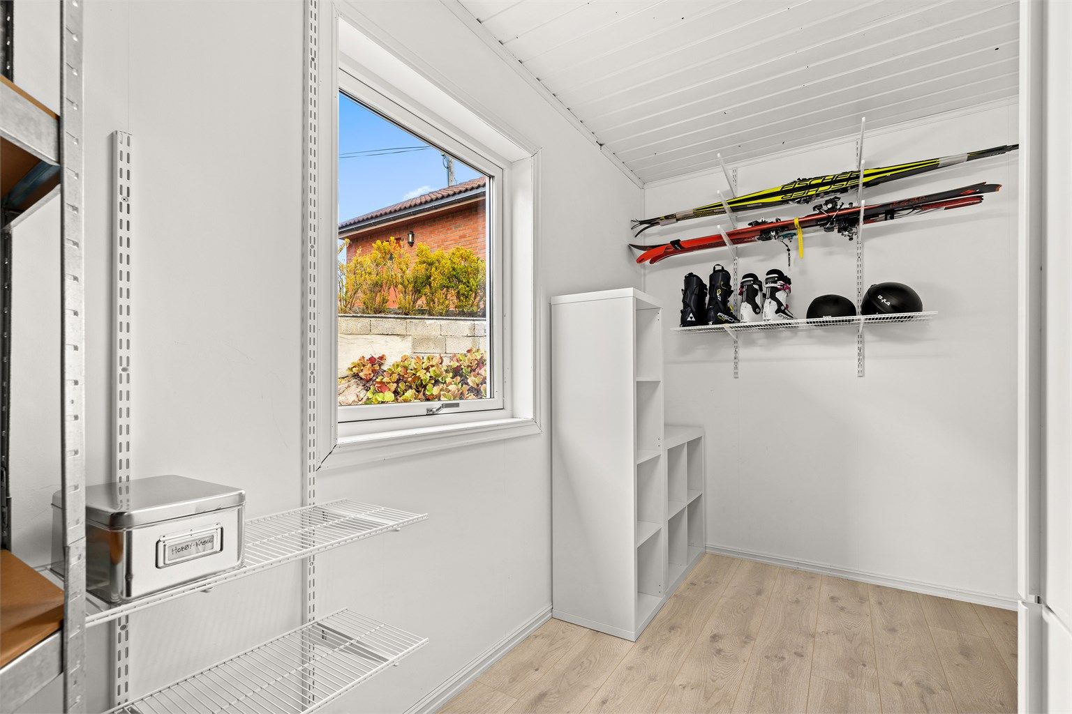 Fra kjøkken er det inngang til en praktisk bod med fin lagringsplass