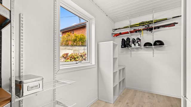 Fra kjøkken er det inngang til en praktisk bod med fin lagringsplass