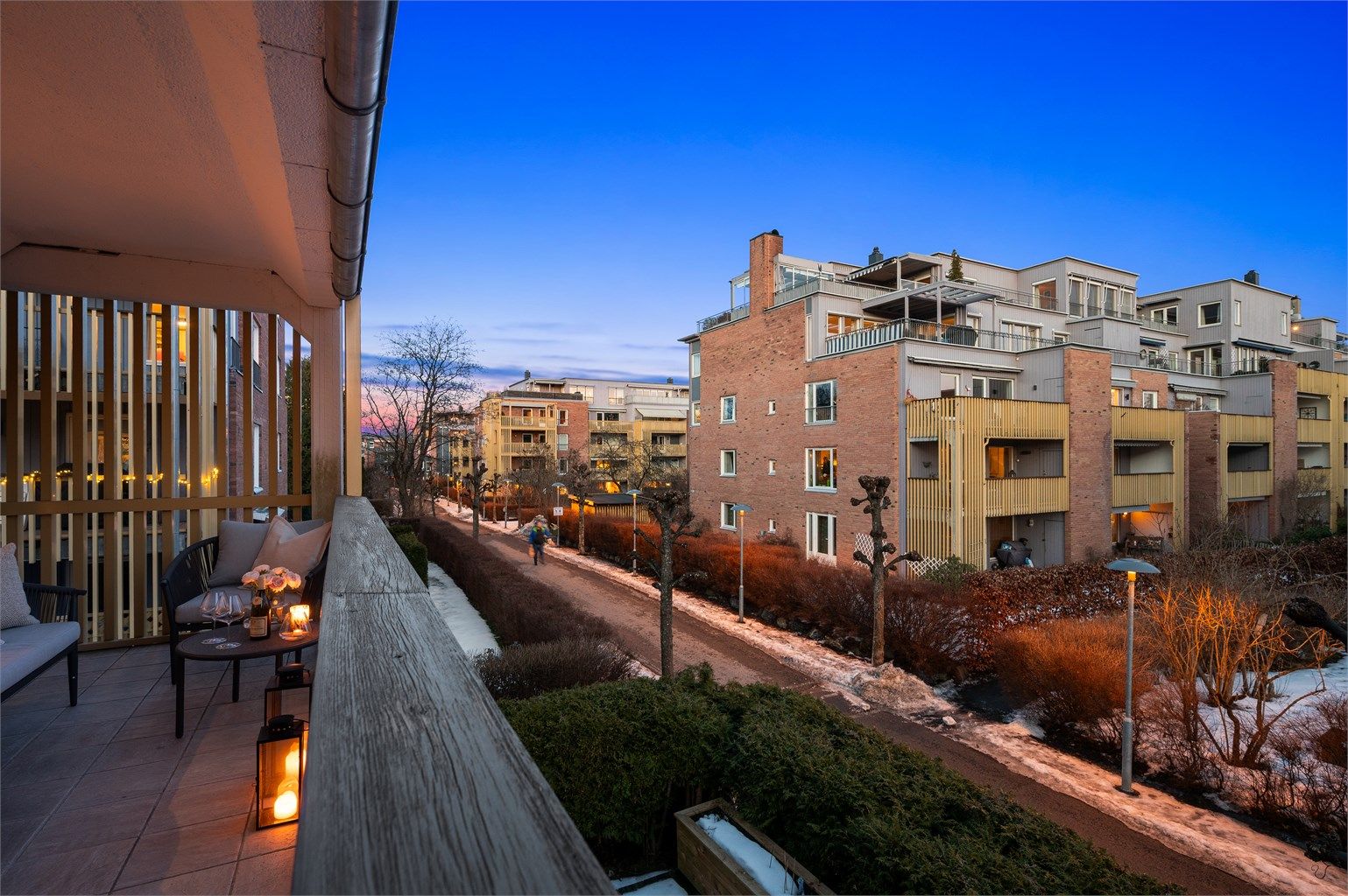 Utsyn over de velholdte og grønne fellesområdene i et rolig nabolag.