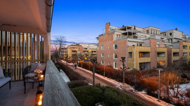 Utsyn over de velholdte og grønne fellesområdene i et rolig nabolag.