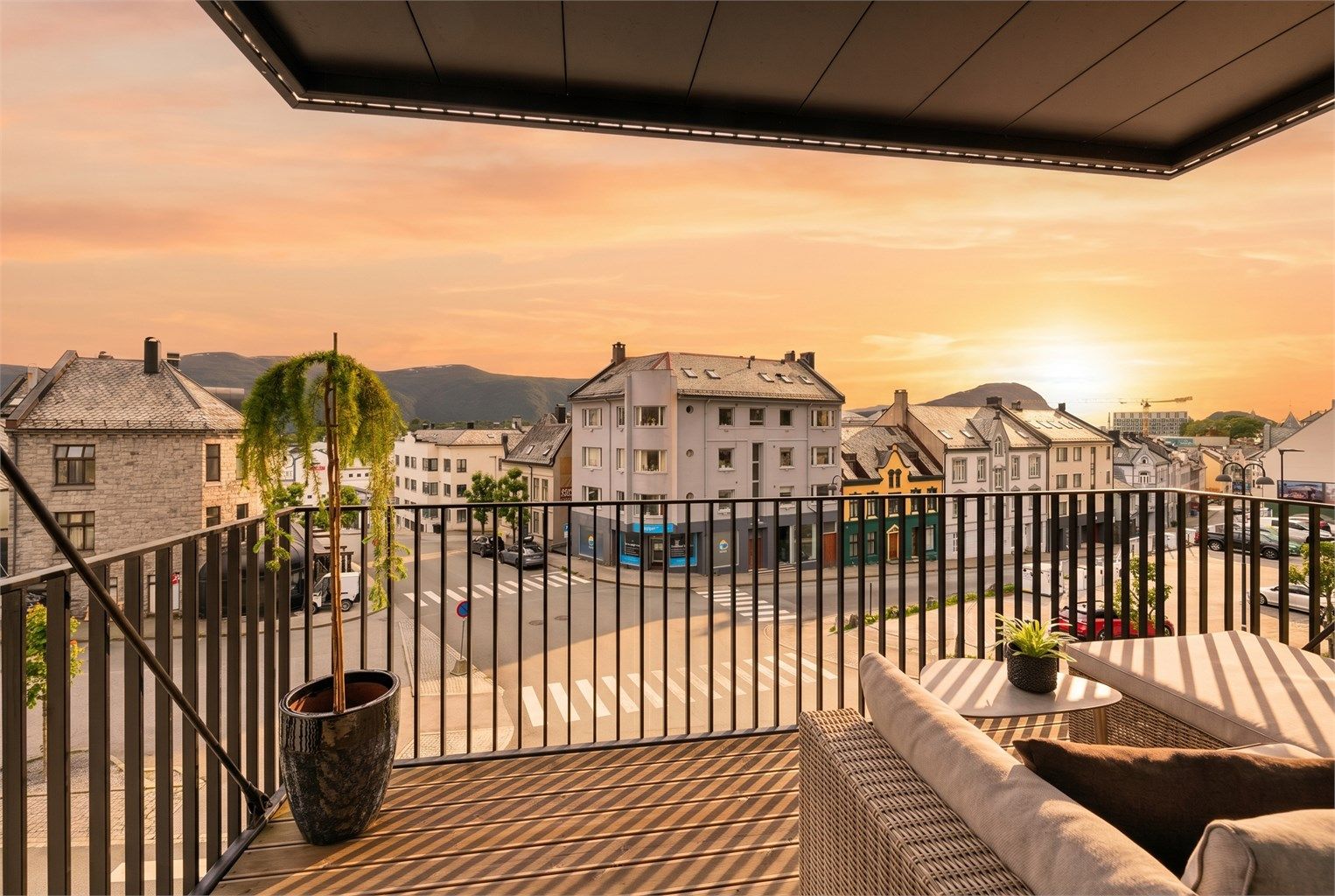 Sydvendt terrasse på 9 kvm med utsikt mot sentrum, fjellene og fjorden.
Foto: Stian Wiik