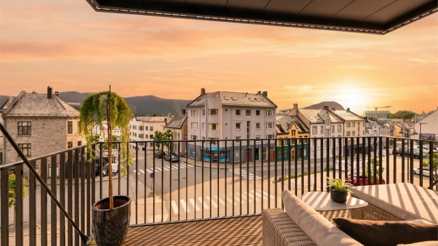 Sydvendt terrasse på 9 kvm med utsikt mot sentrum, fjellene og fjorden.
Foto: Stian Wiik