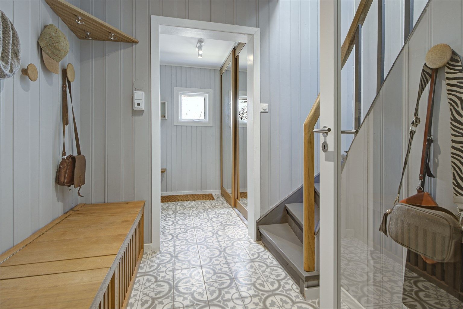 Entré - i 1. etasje - flislagt gulv med gulvvarme - skyvedørsgarderobe med speil