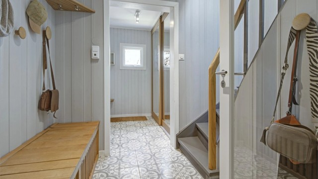 Entré - i 1. etasje - flislagt gulv med gulvvarme - skyvedørsgarderobe med speil