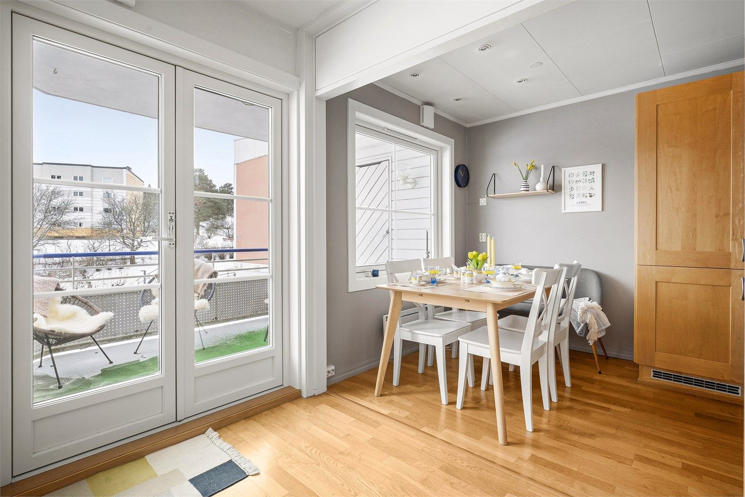 I tilknytning til stuen er det en naturlig plass for en hyggelig spiseplass.