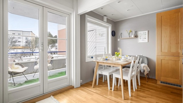 I tilknytning til stuen er det en naturlig plass for en hyggelig spiseplass.