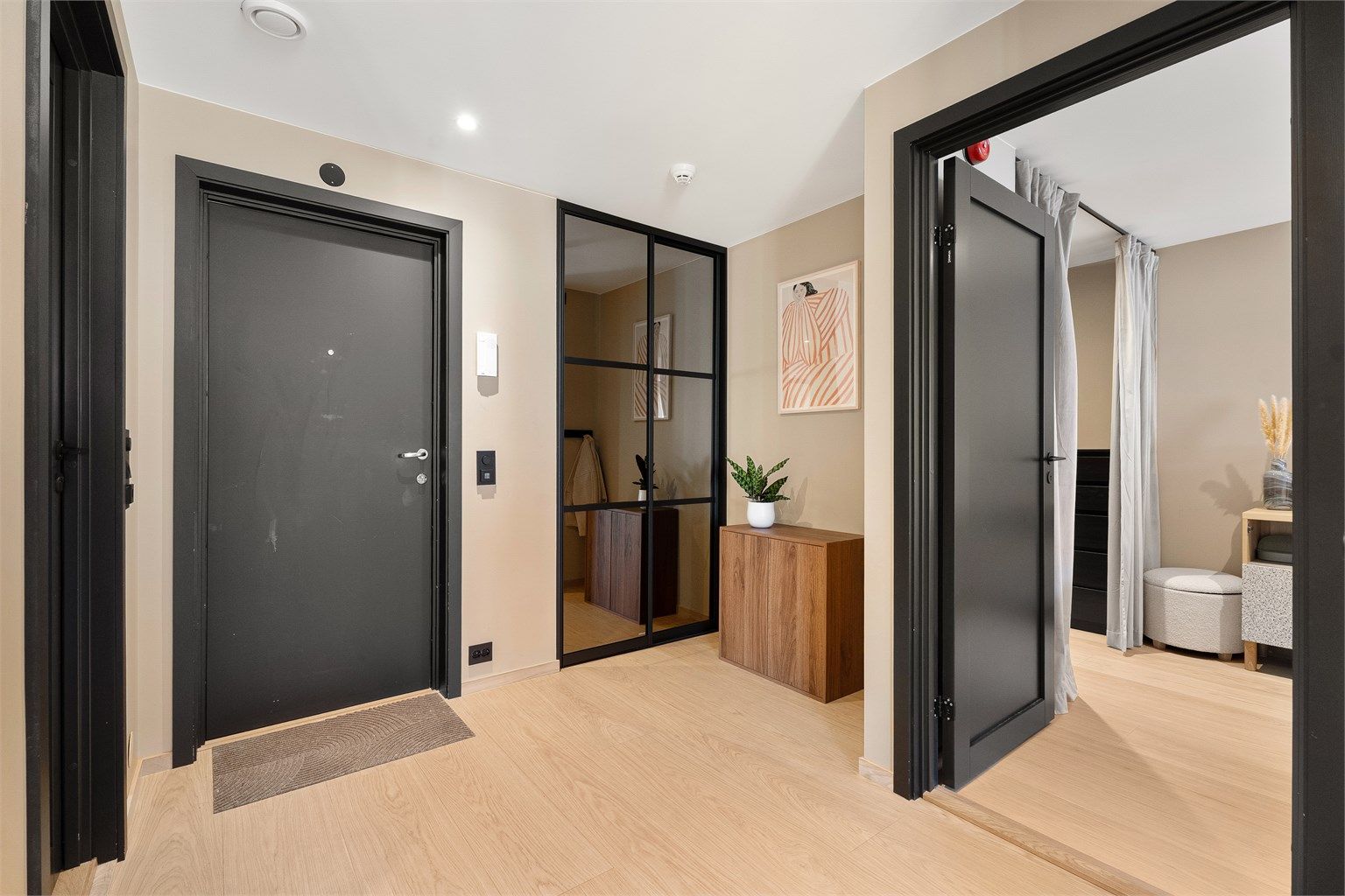 Videre går vi til hovedsoveromet som er til høyre. 