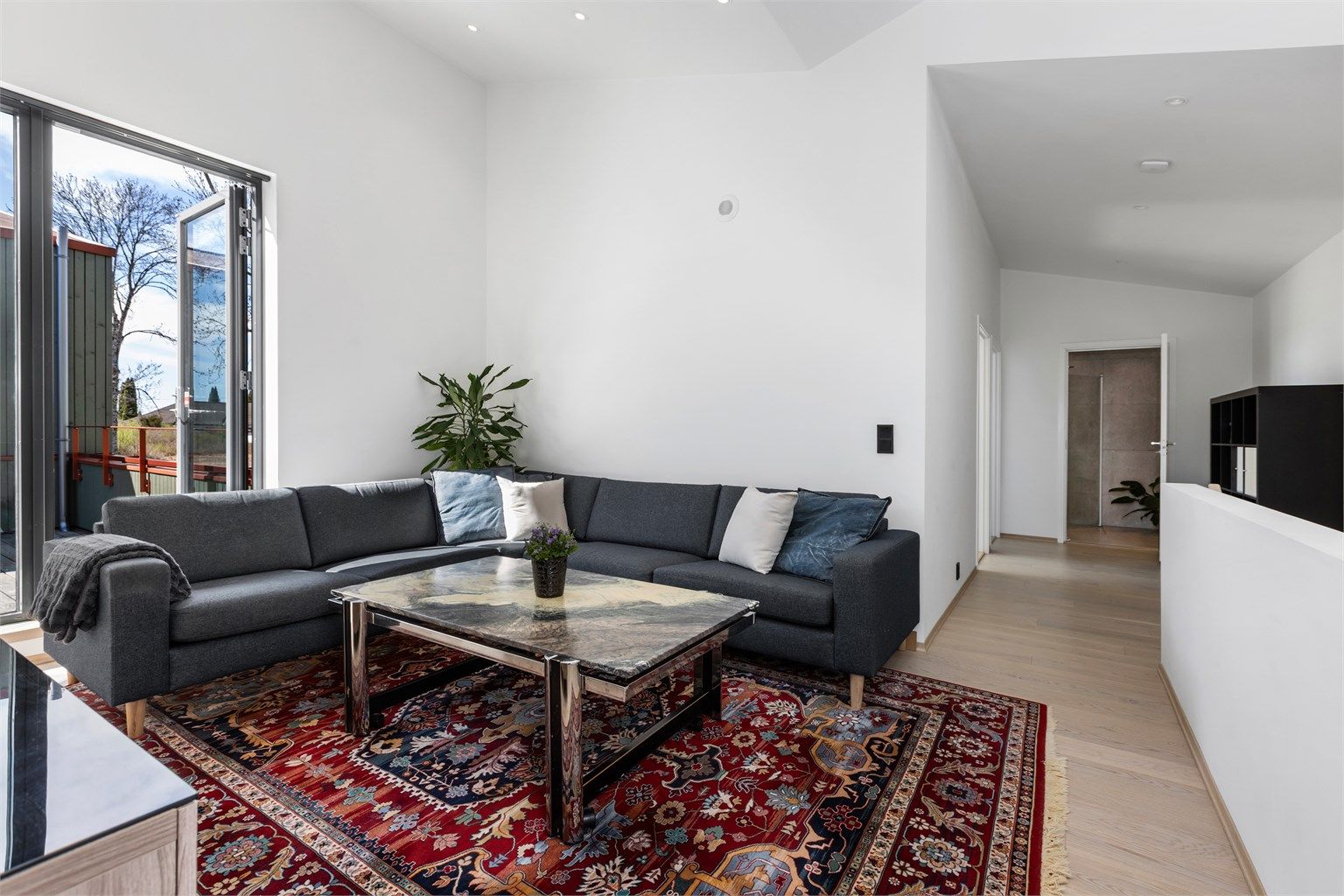 Fra TV-stuen er det utgang til en romslig takterrasse på 23 m².