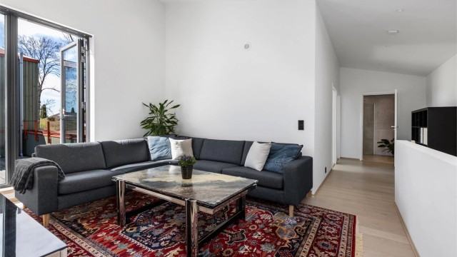 Fra TV-stuen er det utgang til en romslig takterrasse på 23 m².