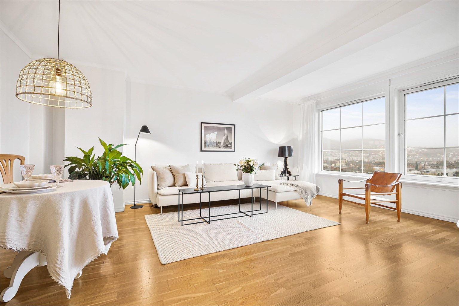 Leiligheten har lyse og nøytrale fargetoner som bidrar til at utsikten er blikkfanget i stuen.