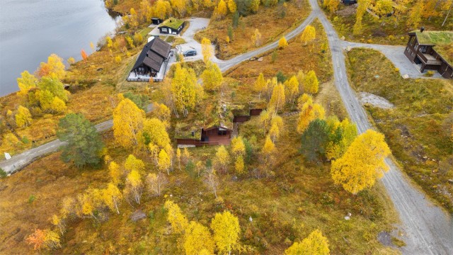 Eiendommen ligger i åpent terreng med kort vei ned til Nysætervannet.