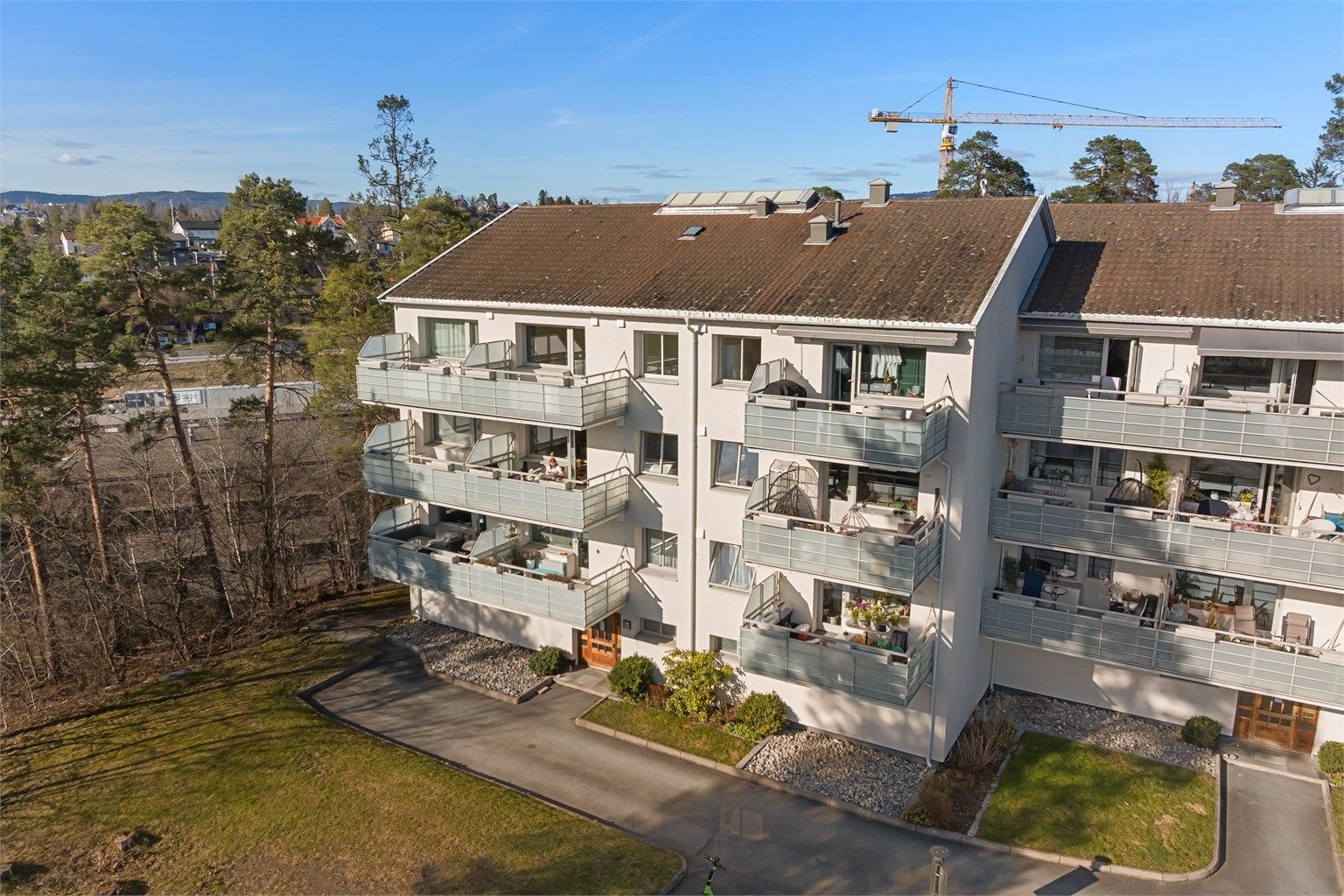 Det medfølger en garasjeplass med mulighet for elbillader, samt to boder på til sammen 5 m².