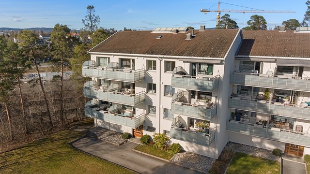 Det medfølger en garasjeplass med mulighet for elbillader, samt to boder på til sammen 5 m².