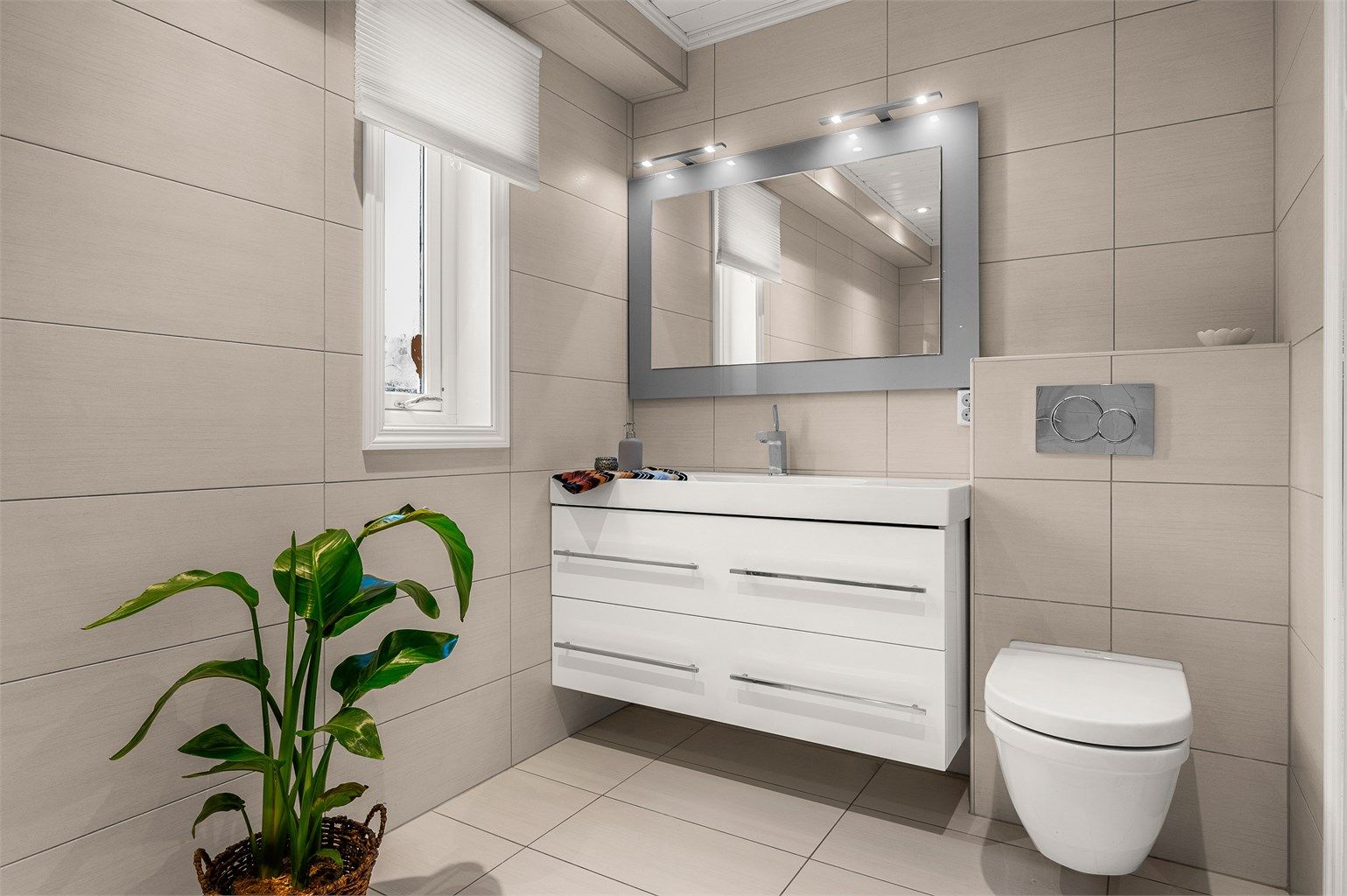 Delikat bad i 1. etasje totalrenovert i 2014 av Bravida. Innredning fra Linn Bad, flislagte overflater og varmekabler i gulv.