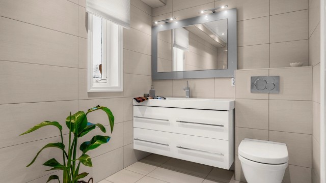 Delikat bad i 1. etasje totalrenovert i 2014 av Bravida. Innredning fra Linn Bad, flislagte overflater og varmekabler i gulv.