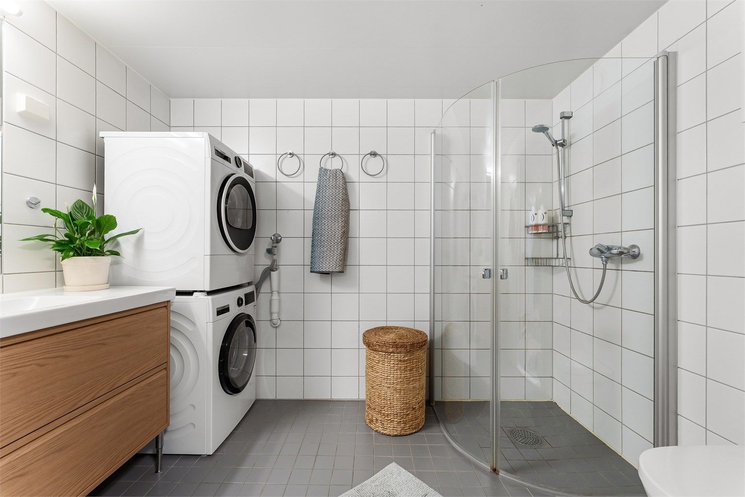 Badet er flislagt og har varmekabler i gulvet for ekstra komfort.