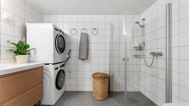 Badet er flislagt og har varmekabler i gulvet for ekstra komfort.