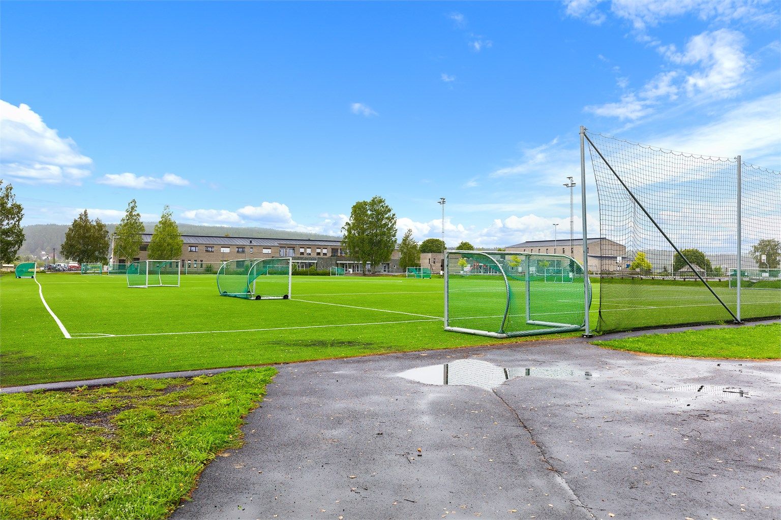 Dalen idrettslag, med tilbud som fotball og innebandy, ligger like i nærheten.