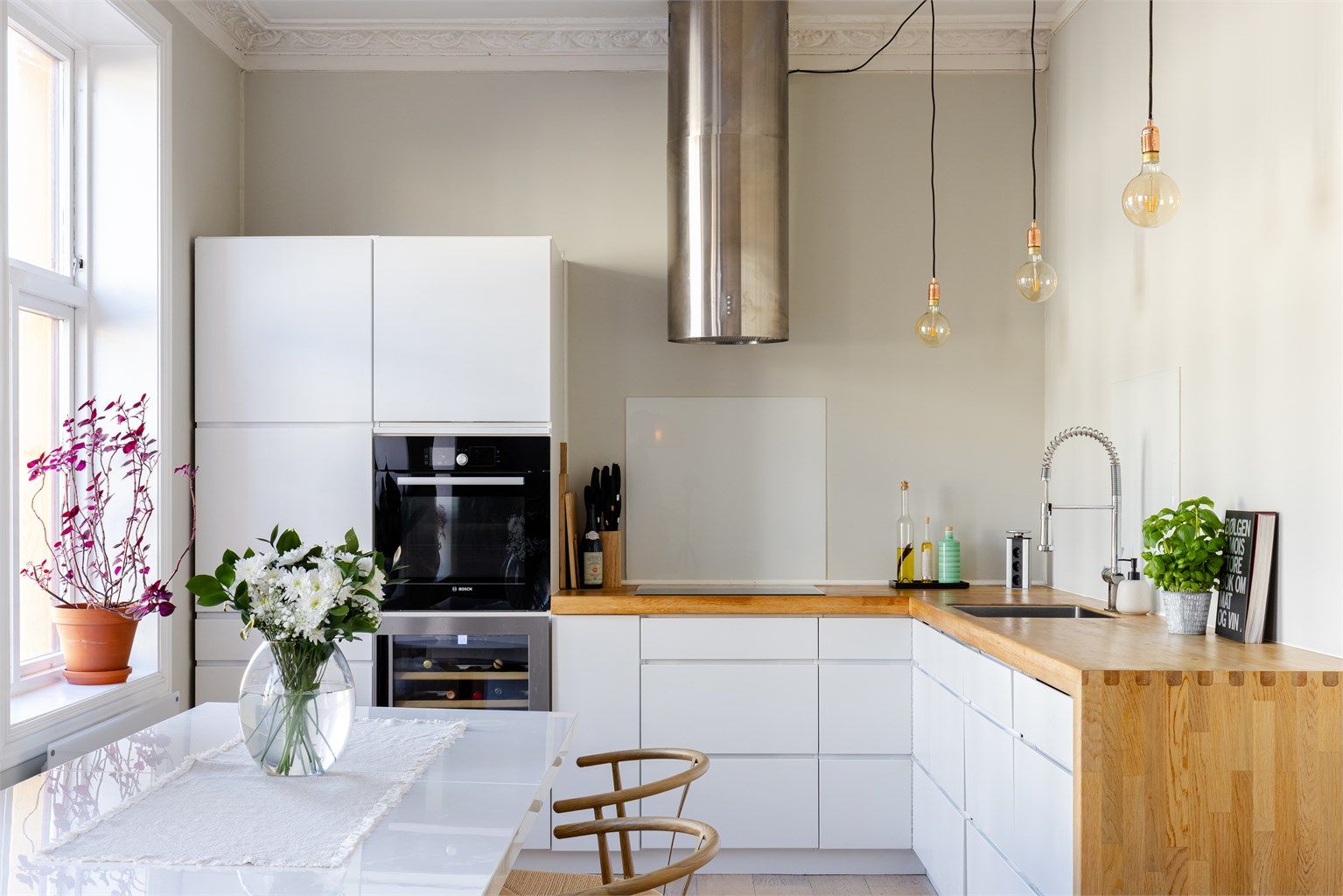 Delikat og innholdsrik kjøkkeninnredning fra 2014 med en fin kombinasjon av skap- og benkeplass.