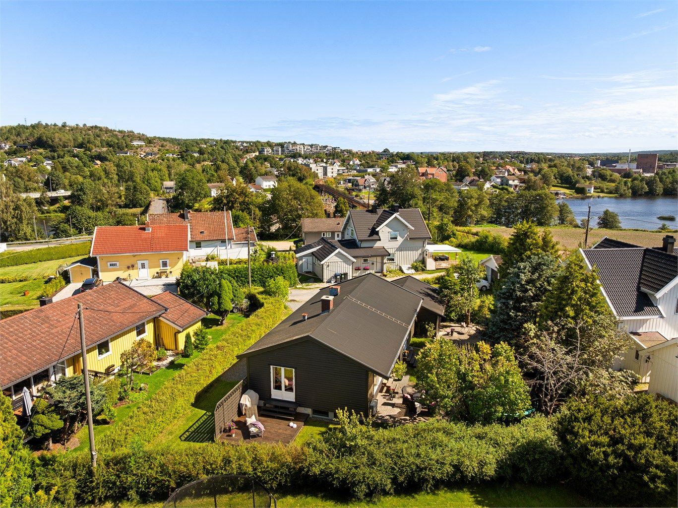 Boligen ble oppført i 1975 med alle oppholdsrom på én flate i første etasje samt kjeller med hele 88 kvm. BRA.