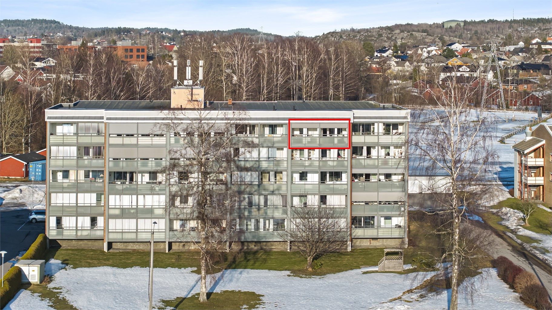 Lettstelt leilighet med en ettertraktet beliggenhet midt i hjertet av Bugården. Veletablert og populært boligområde som appellerer til kjøpere i alle aldre. Her bor du i et rolig og trygt nabolag, samtidig som du har kort vei til det aller meste.