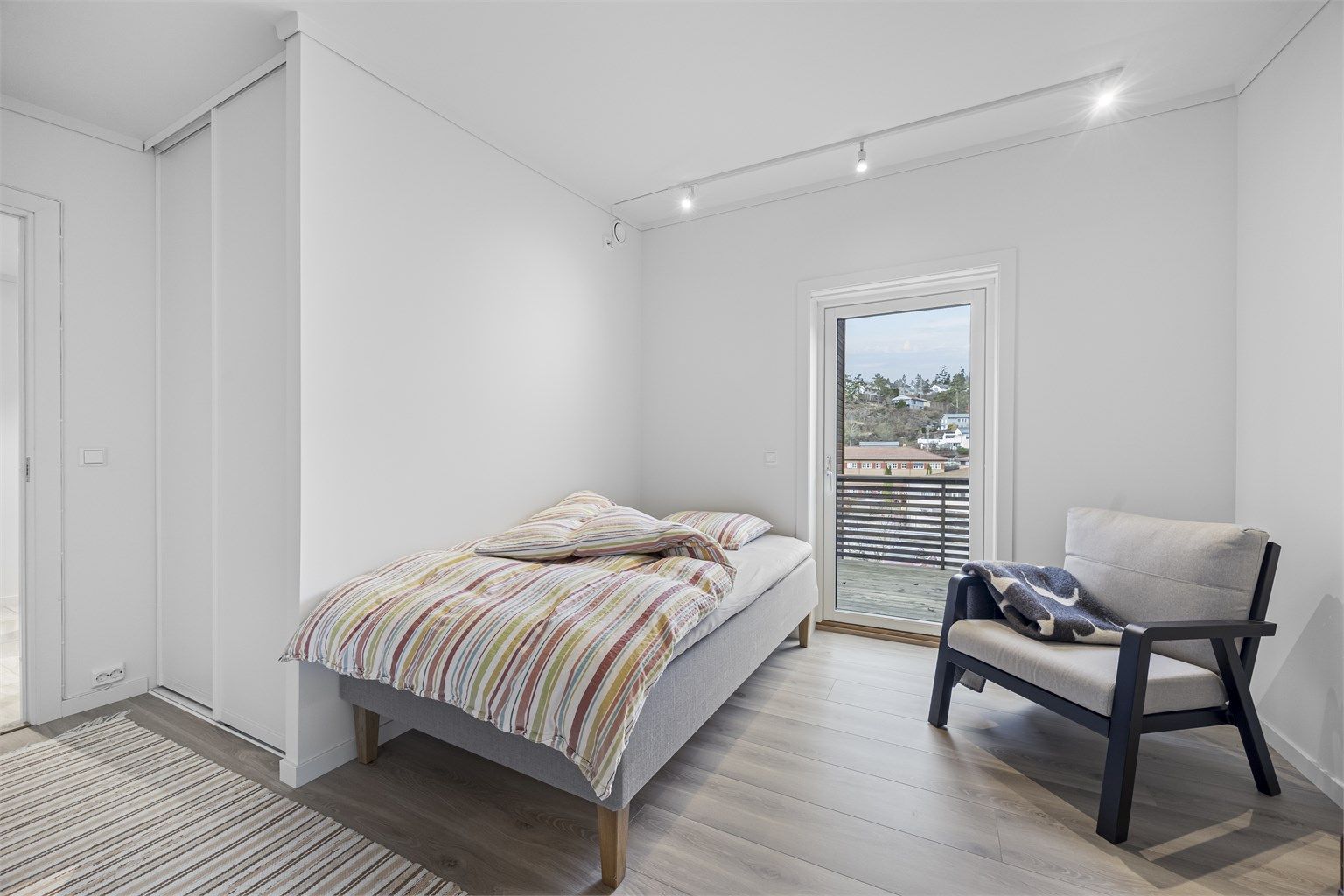 Hovedsoverom med skyvedørsgarderobe.