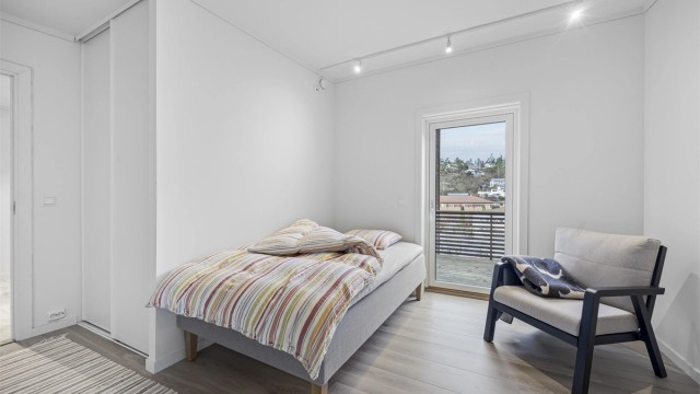 Hovedsoverom med skyvedørsgarderobe.